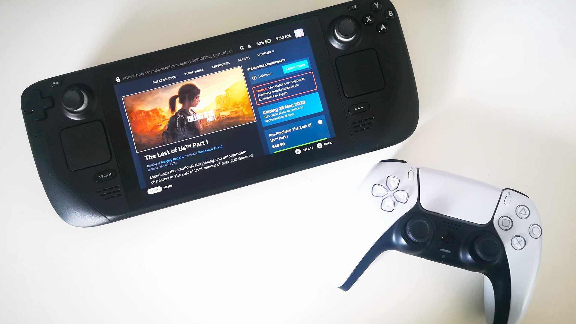 The Last of Us Steam Deck: Handheld next to PlayStation DualSense controller