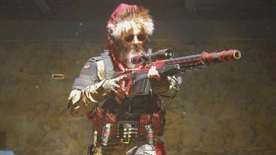 Warzone 2 Sesong 1 Reloaded: En soldat iført en julenissehatt laster inn våpenet sitt på nytt