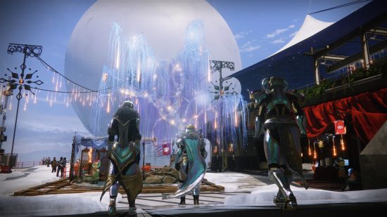 Destiny 2 CrossPlay: שלושה חיילים עומדים ביראת כבוד מנוף עיר עתידני ענק