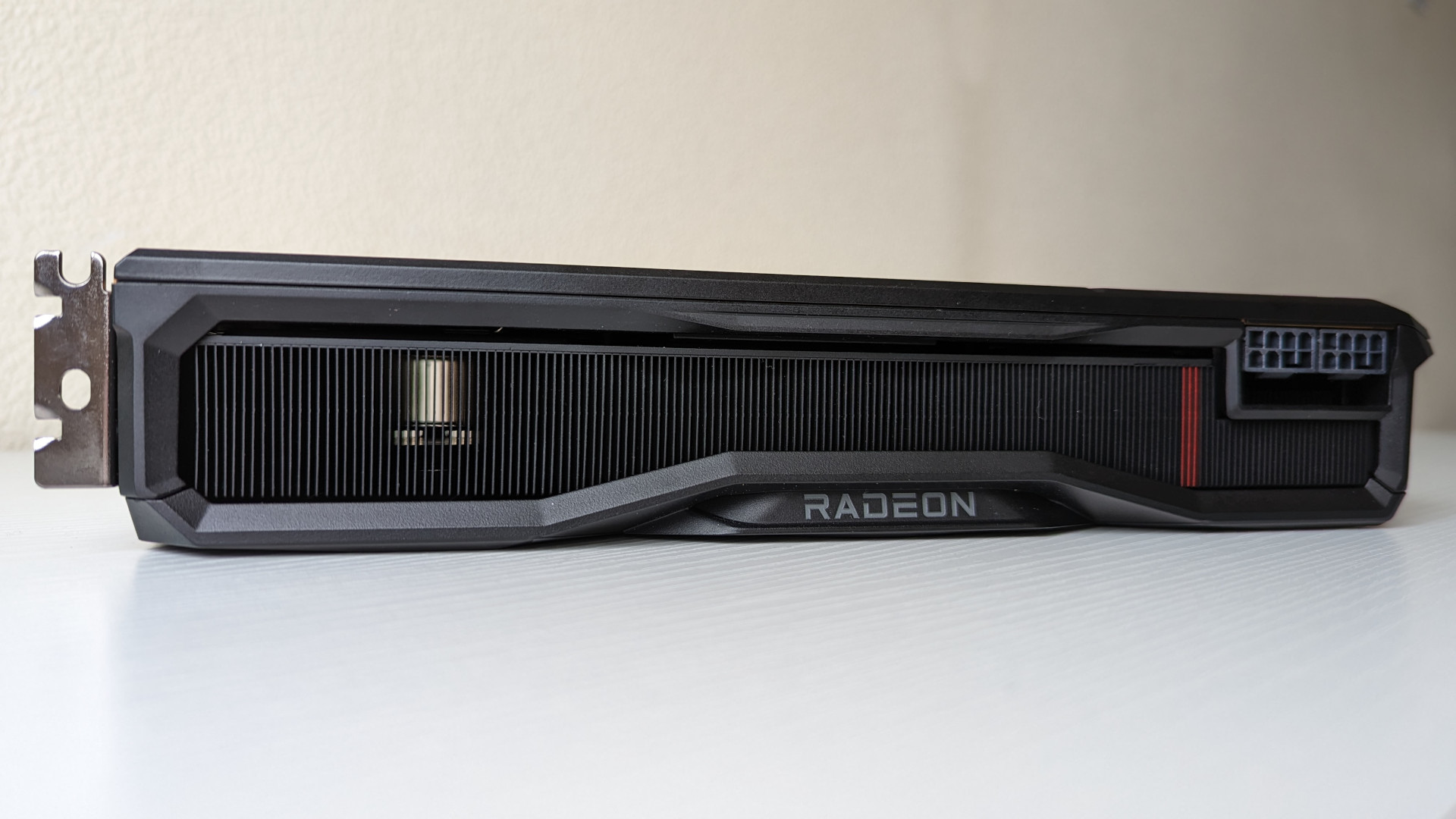 Un profil latéral de l'AMD Radeon RX 7900 XT, présentant son dissipateur thermique