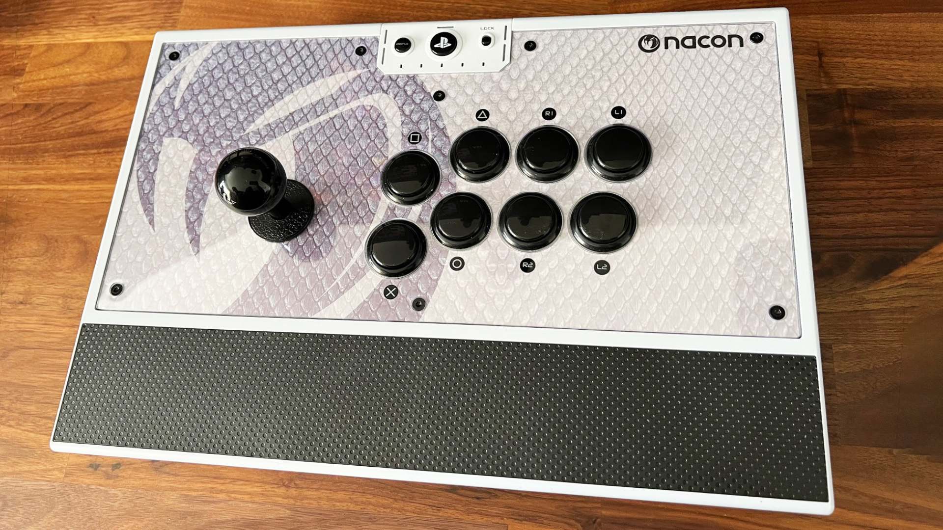 Mejor controlador de PC: Stick arcade Nacon Daija en la superficie de la madera