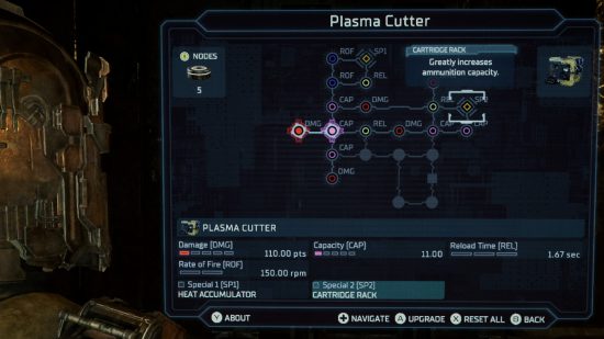 Dead Space Weapon Upgrade: Isaac Clarke melihat antarmuka bangku upgrade, yang menampilkan jalur peningkatan yang tidak terkunci saat ini dari pemotong plasma