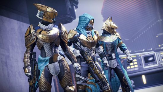 Destiny2クロスプレイ：3人の未来的な兵士が並んでいる