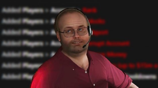 GTA Online Hacks - Lester Crest, en balding mand i store briller iført et pc -headset, foran slørede kodelinjer