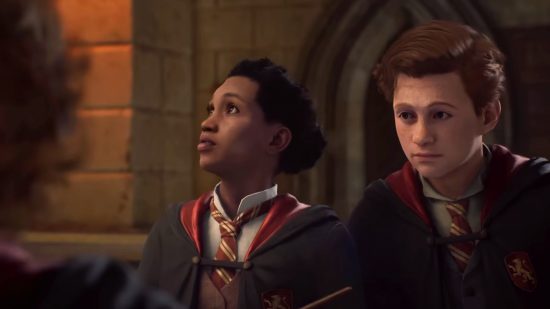 Rekan Hogwarts Legacy: Karakter pemain Gryffindor berdiri di samping rekan mereka, Natsai Onai