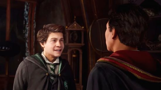 Rekan Hogwarts Legacy: Seorang karakter pemain Gryffindor berbicara dengan rekan Slytherin Sebastian Sallow