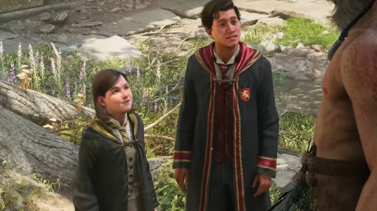 Sahabat Warisan Hogwarts: Karakter pemain berdiri di sebelah Poppy Sweeting saat mereka berdua berbicara dengan centaur