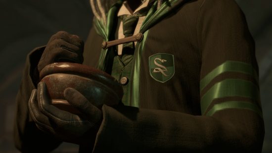 Hogwarts Legacy potions: A Slytherin student crushes ingredients using a pestle and pestle