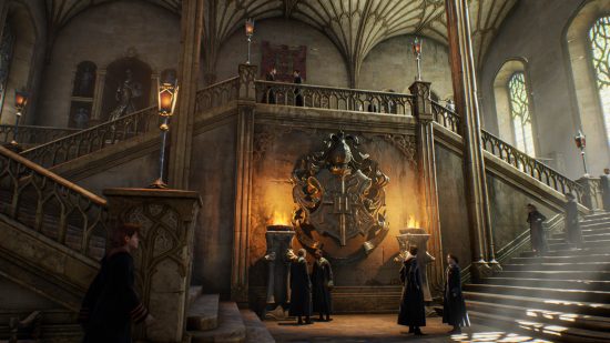 Hogwarts Mirası ne kadar sürer: öğrenciler büyük bir salonda dolanır