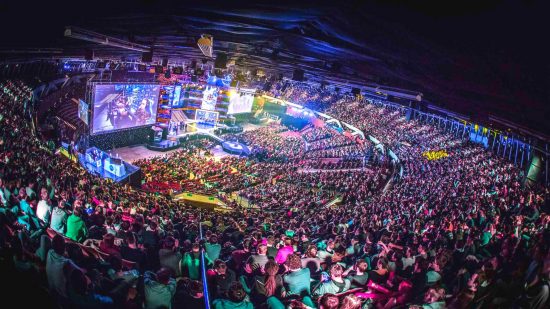 CSGO ainda é o rei dos jogos do FPS, mesmo em 2023: uma enorme arena cheia de pessoas assistindo a um torneio de esports