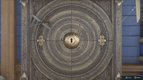 Hogwarts Legacy Daedalian keys - a dragonfly-winged key flutters next to a keylock.