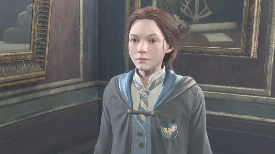 Hogwarts Legacy Hall of Herodiana - Sophronia Franklin היא סטודנטית בשנה ג 'של Ravenclaw העומדת ליד ציור של איזשהו מכשירים