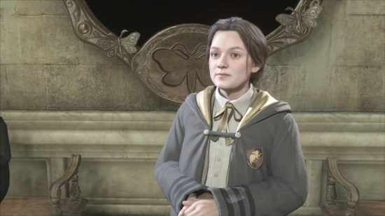 Hogwarts Legacy empty paintings Lumos moths - Lenora Everleigh is standing in front of a picture frame with a moth emblem. The image in the painting is a deep black.