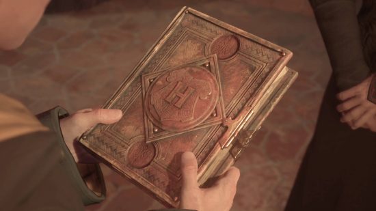 Pages Guide de terrain de Poudlard Legacy - Le guide sur le terrain que le professeur Weasley tend à la sorcière ou au sorcier. Il a l'emblème de Poudlard sur le devant et un verrou en métal