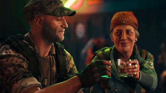 Back 4 Blood: el general Phillips y mamá chocan sus vasos en un bar e intercambian sonrisas irónicas.