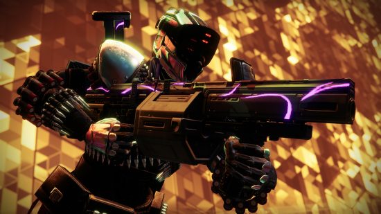 Lista de exóticos de Destiny 2 Lightfall: Un guardián sostiene un arma exótica de Lightfall
