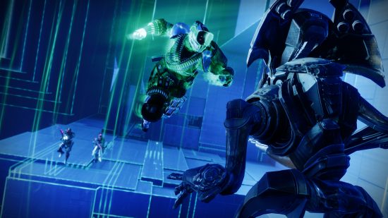 مصوهرات Destiny 2 Emblem: A Titan Berserker يهاجم عدوًا في صريح