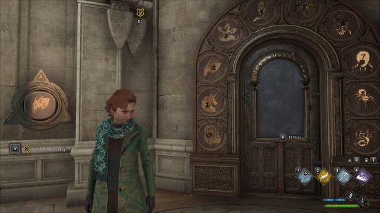 Best Hogwarts Legacy Mods 2023：学生は、シンボルでマークされたドアの前に立っています。各シンボルには画像と数があります。
