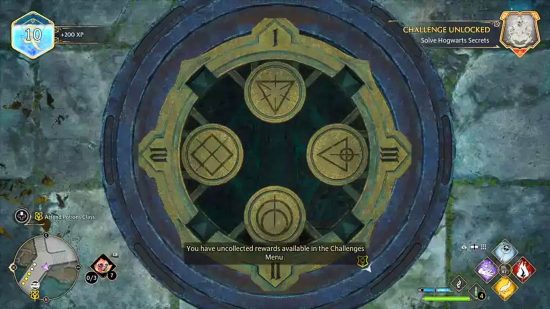 En ledtråd för att lösa Hogwarts Legacy Bridge -pussel som finns på golvet. Den gyllene lättnaden som bär symbolen och siffrorna som måste matchas med de närliggande Braziers på bron