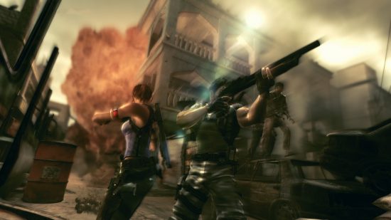 Surprise Resident Evil 5 Steam Update fügt lokalen Koop nach sechs Jahren hinzu: Ein Mann und eine Frau richten Waffen auf ankommende Feinde in einer afrikanischen Stadt im Capcom-Horrorspiel Resident Evil 5