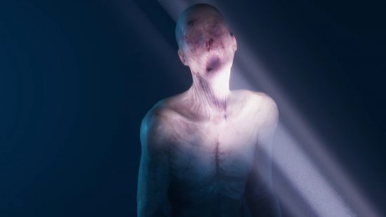 Sons of the Forest Release Date - Une lampe de poche brille sur un cannibale sans visage