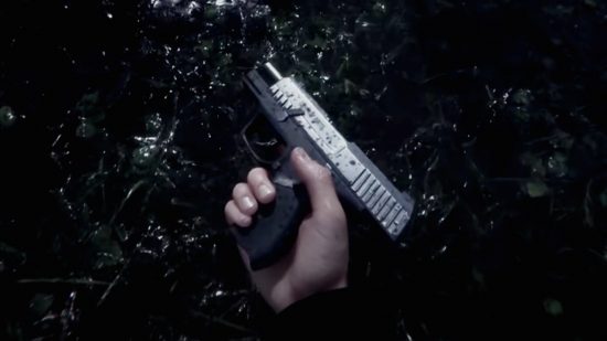 산림 무기의 아들 : 플레이어 캐릭터의 손에있는 권총, 다시로드 될 예정