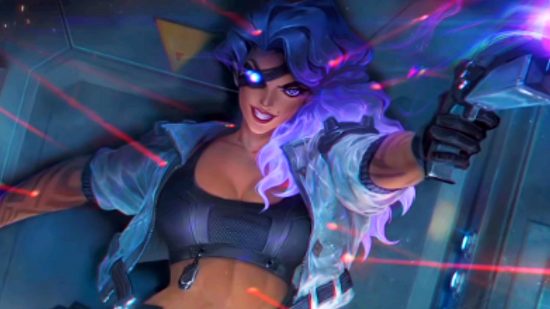 Teamfight Tactics Hero Augments Rerolls - Шампионът на League of Legends Samira, жена с дълга лилава коса и очна табче, се ухилява, докато тя стимулира пистолета си