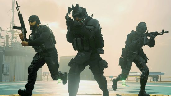 Warzone 2 Ashika Island: three soldiers dressed in black disambark a heli