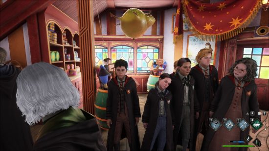 Beste Hogwarts Lgacy Mods: Eine Gruppe von Schulkindern versammelt sich in einem farbigen Laden