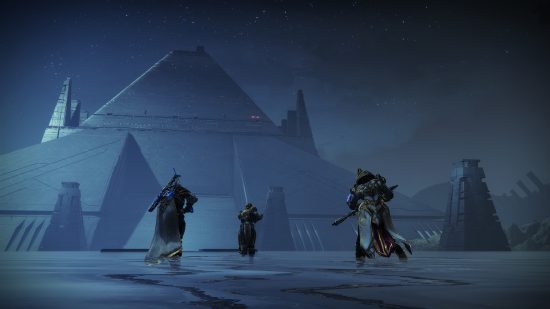 Pandhuan perang sing ora Destiny 2 - Cara ngrampungake lan entuk kunci: Gambar lanskap saka Guardian nyedhaki piramida ing Peperangan 2 Destiny 2