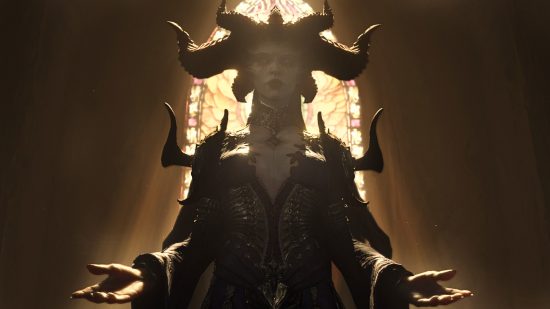 Diablo 4 beta - Il demone Lilith alza le mani in un gesto di benvenuto, incorniciato dalla luce che filtra dalla vetrata di una chiesa dietro di lei
