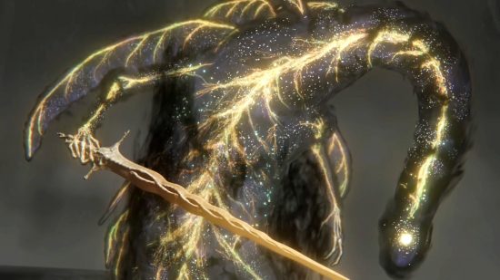 Elden Ring Patronlar: Elden Beast, gölge ve yıldız ışığından yapılmış bir Eldritch, çirkin ellerinden birinde zarif bir kılıç tutuyor