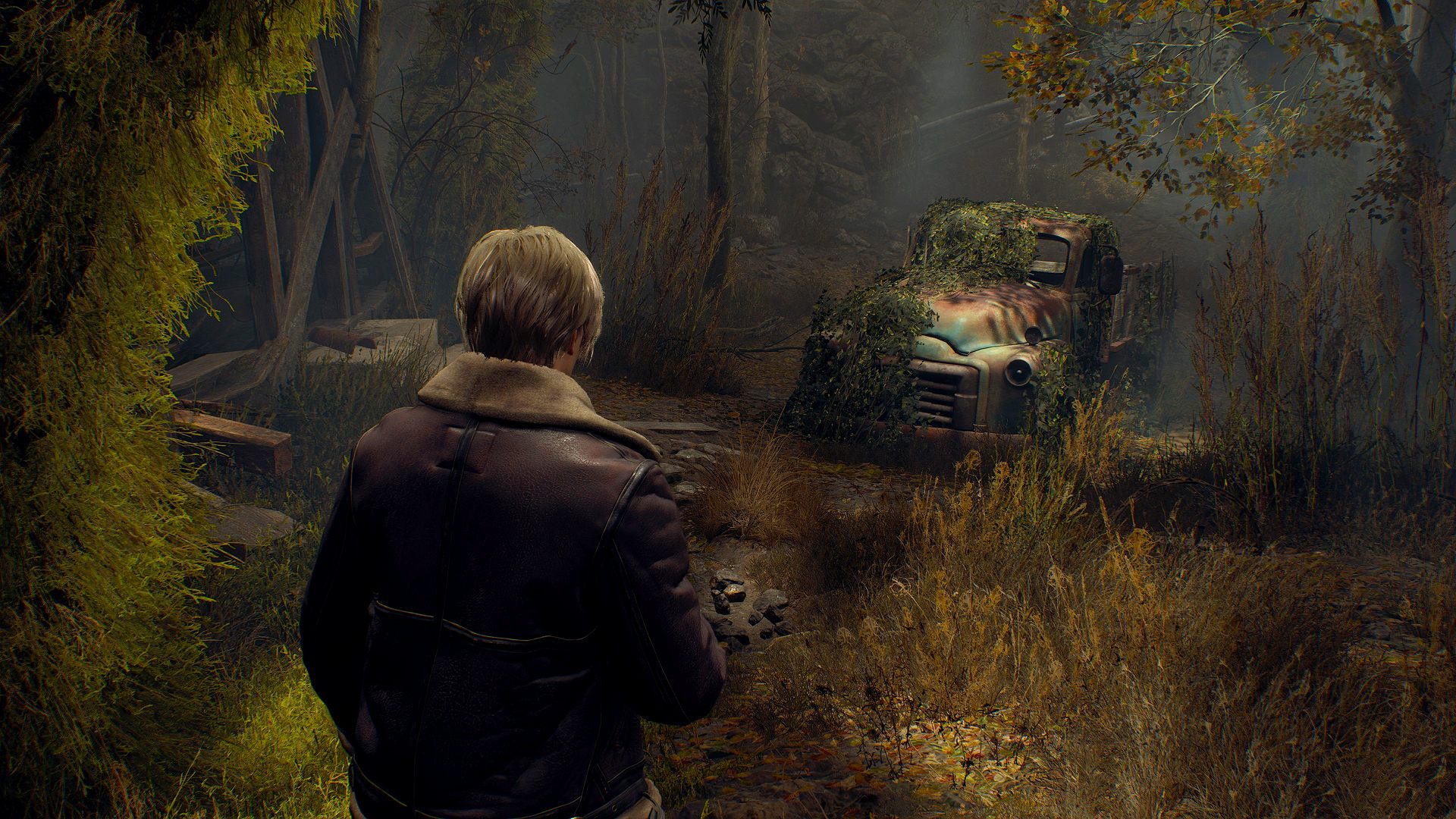 Best Resident Evil 4 Remake settings: Leon standing in woodland with derelict car in view