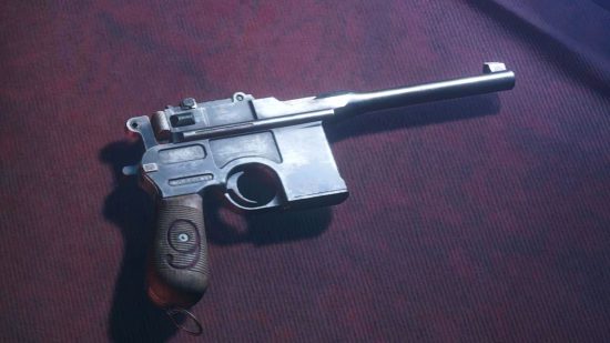 Senjata terbaik Resident Evil 4: Pistol Red9 tergeletak di konter kios toko Merchant.