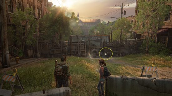 The Last of Us Safe Combinations Guide: Seorang pria dan seorang wanita muda berdiri di jalan yang ditumbuhi