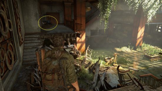 The Last of Us Safe Combinations Guide: En eldre skjeggete mann i en rutete skjorte står i en nedkjøring, halvt ødelagt rom