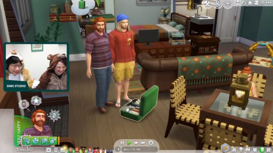 The Sims 4 Growing Together - Zwei Männer stehen in einem Wohnzimmer und schauen auf einen offenen Koffer auf dem Boden