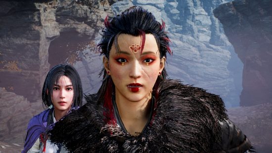 Wo Long Fallen Dynasty – eine Figur mit langen, dunklen Haaren sieht überrascht aus, als Hong Jing hinter ihr zuschaut