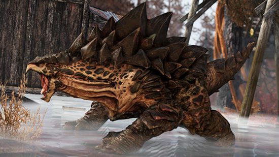 Fallout 76 Cryptid-Update – der Ogua, eine riesige, dinosaurierähnliche Kreatur auf allen Vieren, deren Rücken mit großen Stacheln bedeckt ist
