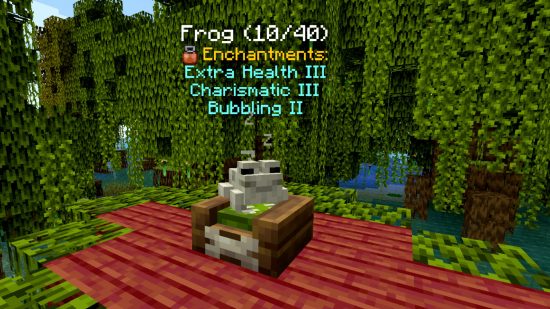Een kikker zit in een huisdierbed en wordt vergezeld door tekst met zijn betoveringen, extra gezondheid, charismatisch en borrelen, in de Minecraft Mod Domestication Innovation