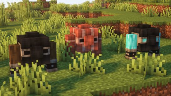 Trzy brukowane golemy z Miny Golems Maxa, jeden z najlepszych modów Minecraft, stoją w świetle słonecznym