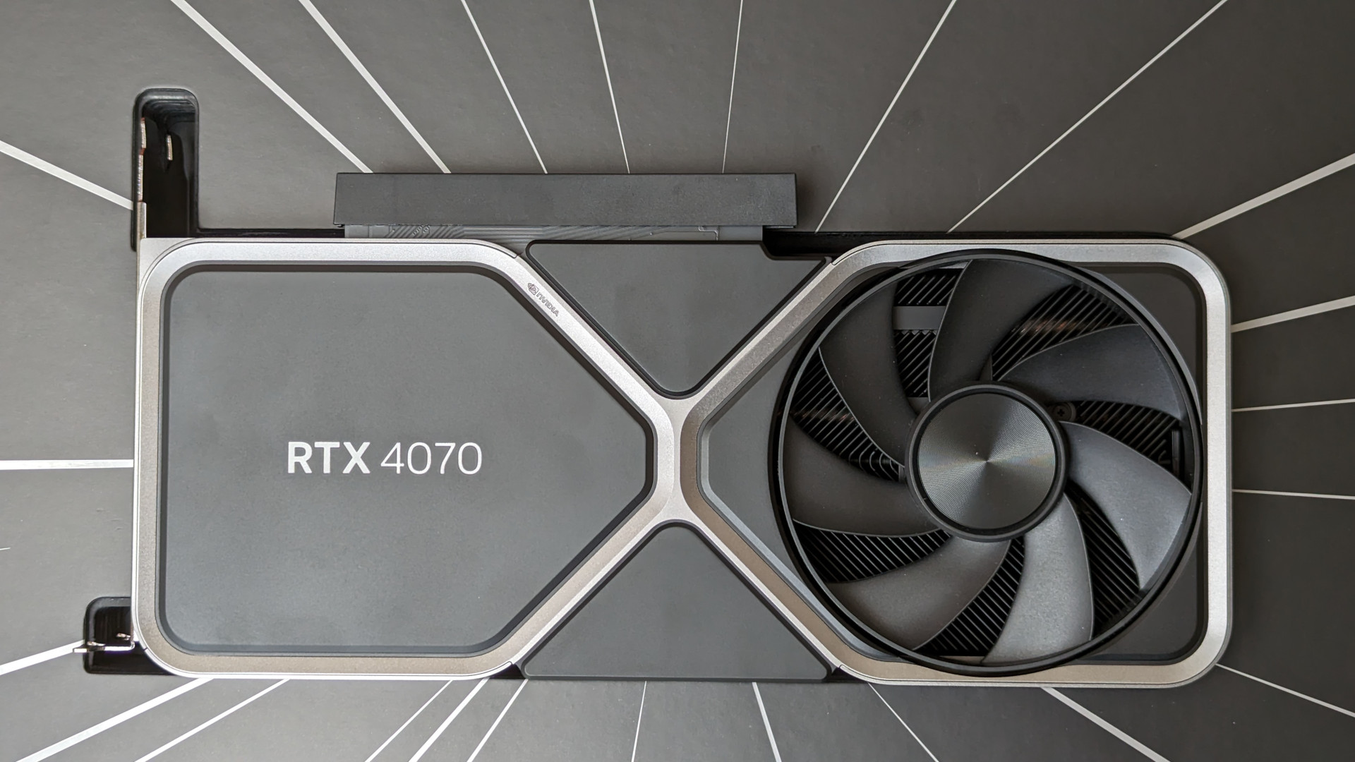 Nvidia Geforce RTX 4070 جائزہ: بانیوں کے ایڈیشن گرافکس کارڈ اس کی خوردہ پیکیجنگ میں آرام کر رہے ہیں ، جس کے چاروں طرف چاندی کی لکیریں ہیں