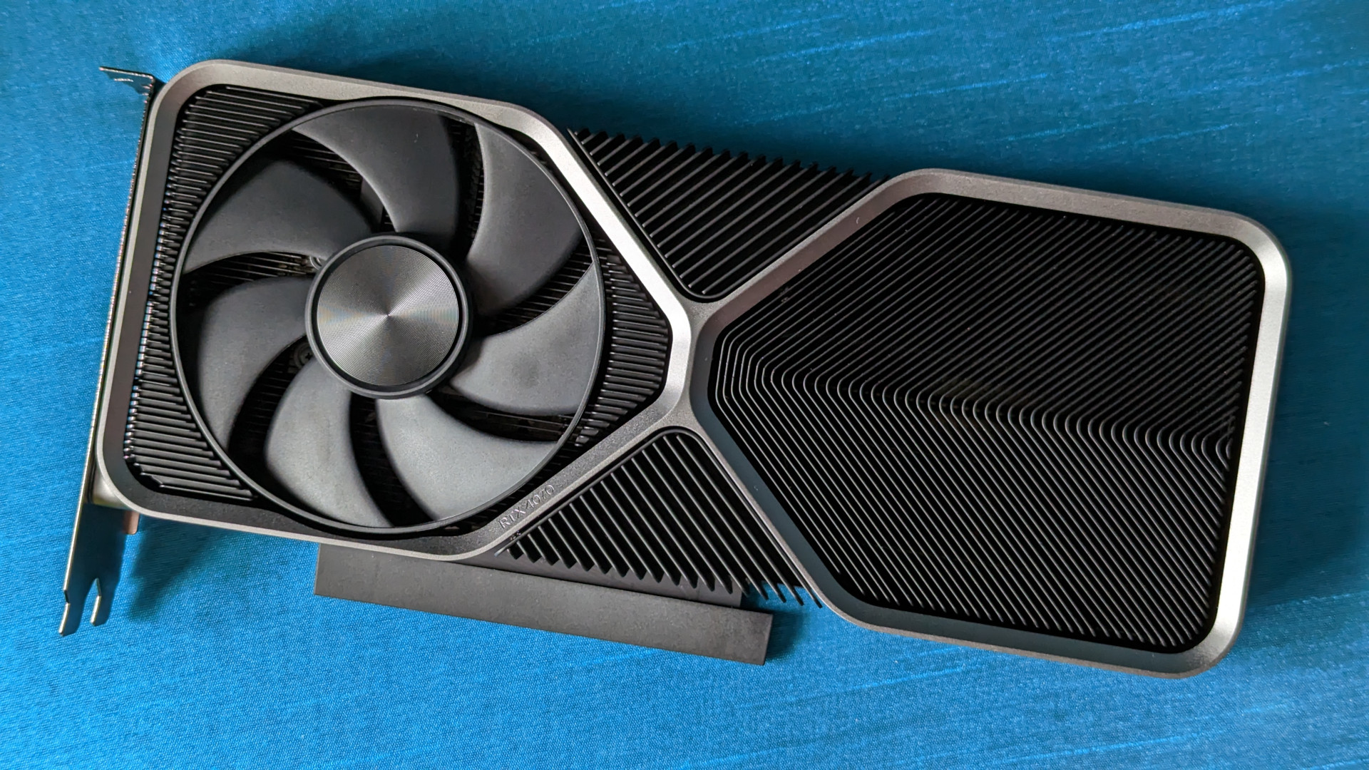 NVIDIA GeForce RTX 4070 Recenzie: o placă grafică de ediție fondatoare care se sprijină pe un fundal albastru