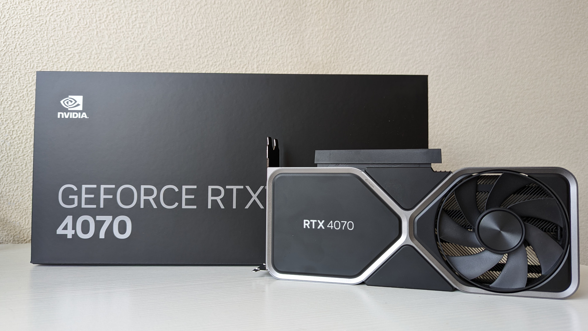 Nvidia Geforce RTX 4070 Обзор: видеокарта Founders Edition, прилегающая к своей розничной упаковке