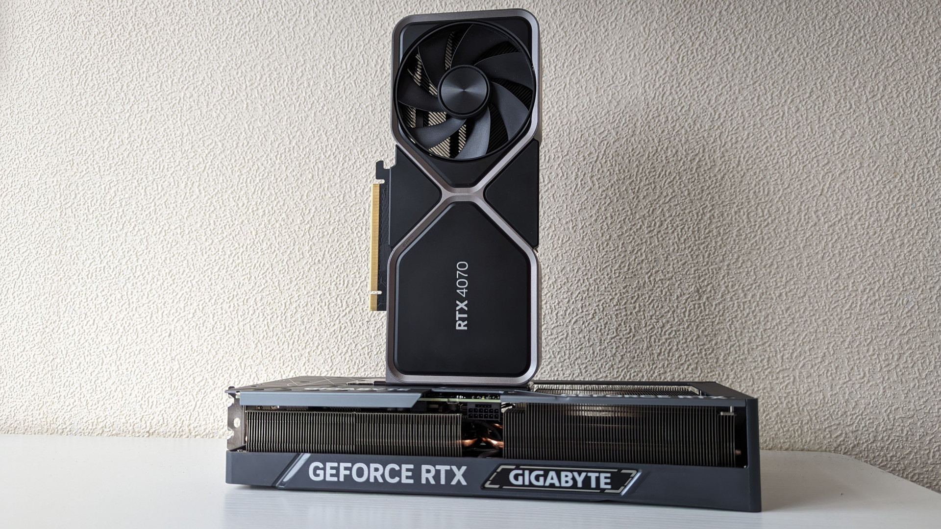 Nvidia Geforce RTX 4070 ریلیز کی تاریخ: ایک GPU عمودی طور پر دوسرے کے اوپر کھڑا ہے