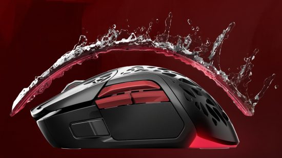 Vista lateral del ratón Diablo 4 SteelSeries con una salpicadura de agua encima y un fondo rojo