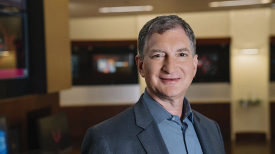 Mark Papermaster, CTO von AMD, lächelt leicht im Vordergrund eines Büros