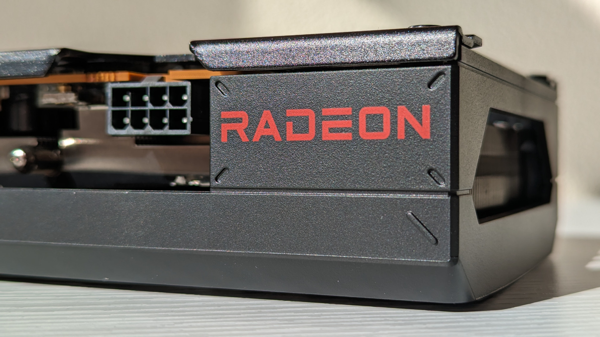 Revisión de AMD Radeon RX 7600: un primer plano del costado de la tarjeta gráfica, con un conector PCIe de ocho pines