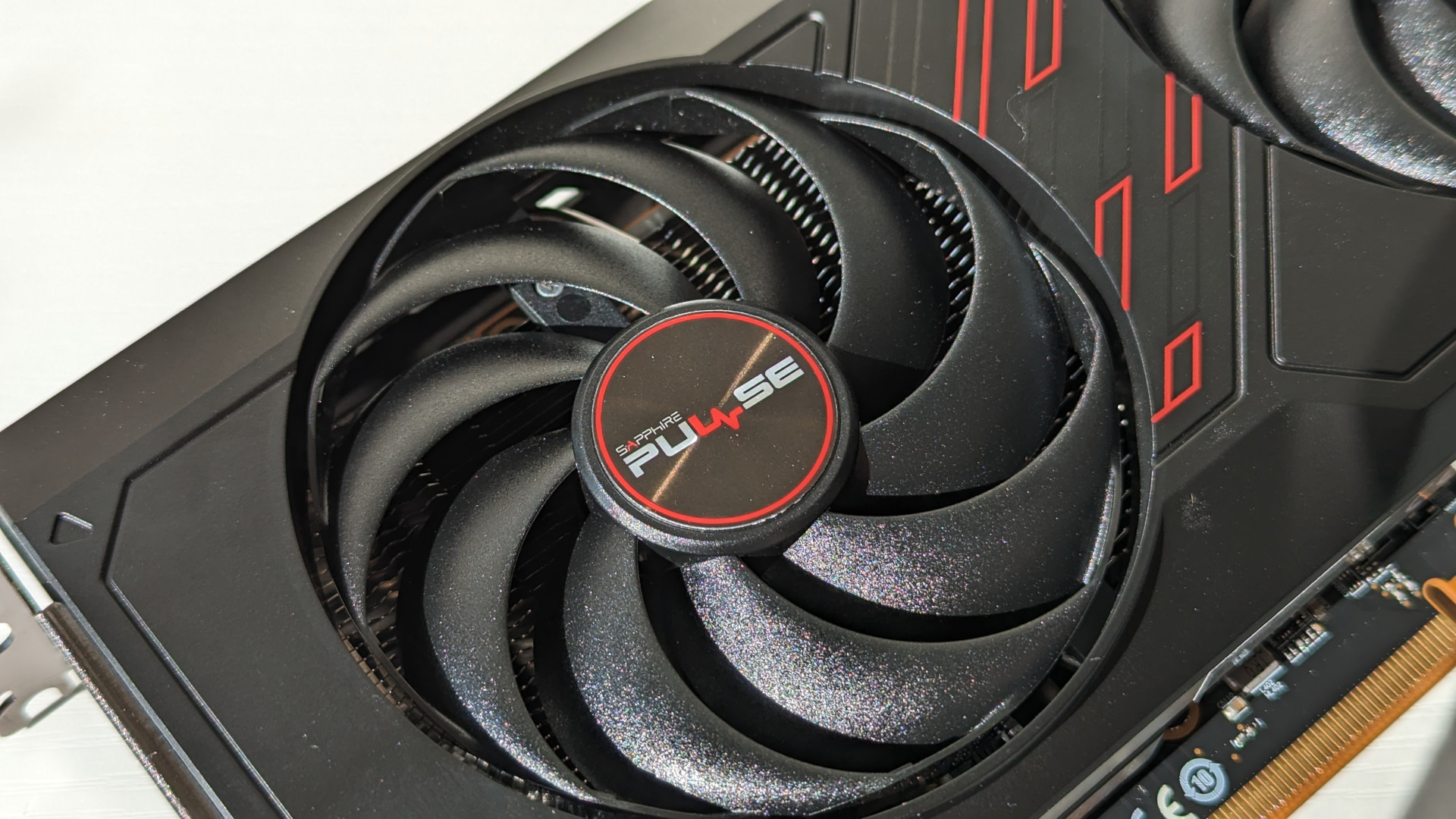 Revisión de AMD Radeon RX 7600: un primer plano del ventilador de la tarjeta gráfica