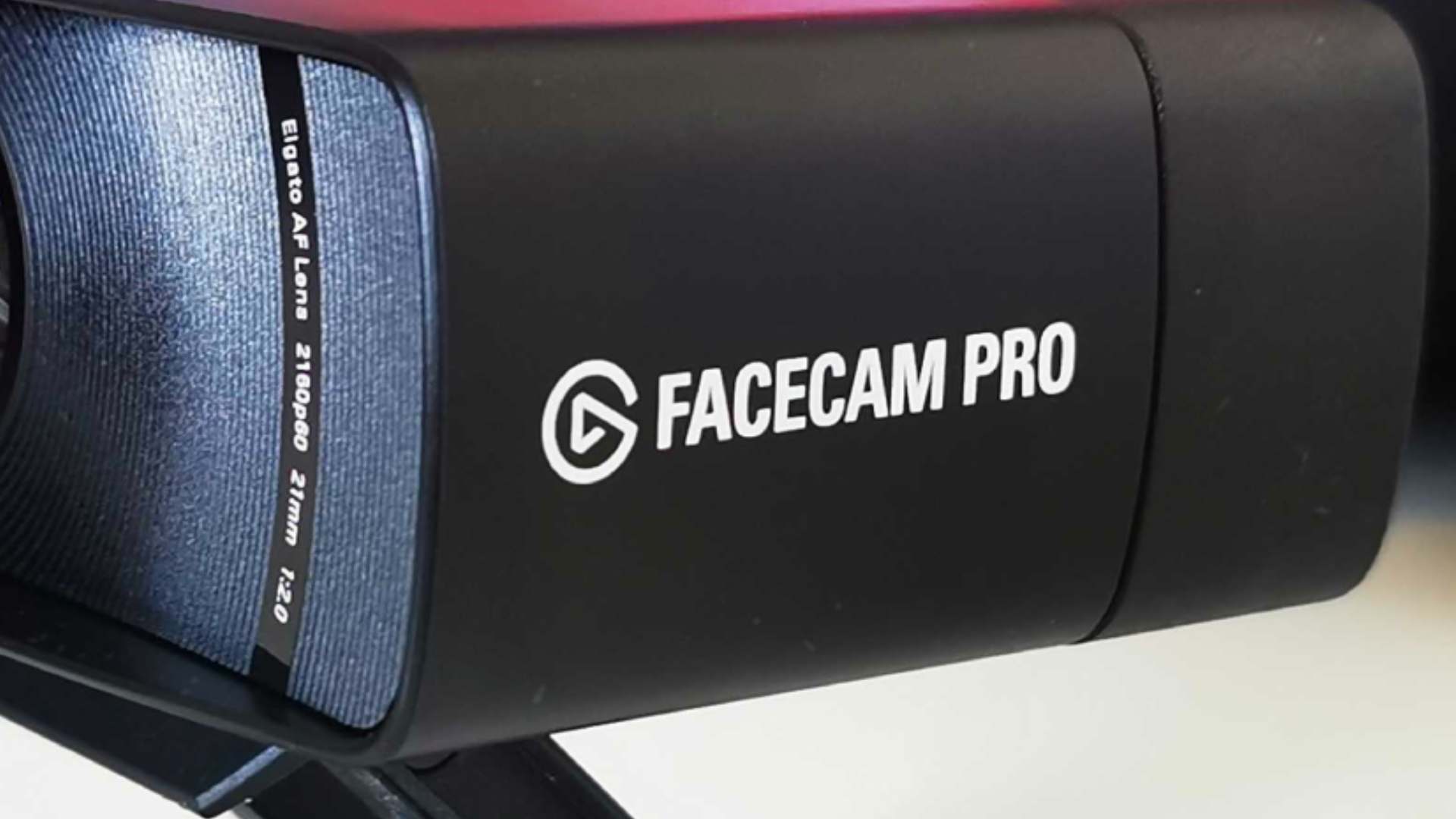 Primer plano del logotipo de Elgato Facecam Pro en el texto del costado de la cámara web